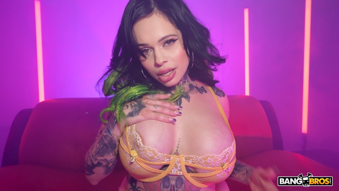 Capa do vídeo de XWife Karen implorando por sexo anal e levando gozada dentro do cu (creampie)